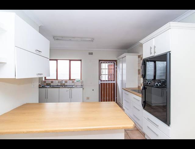 4 BEDROOM PROPERTY TO RENT IN CONSTANTIA